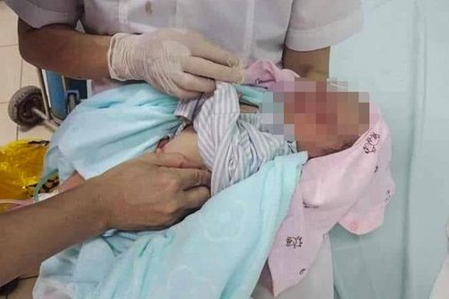 Bỏ rơi bé trai dưới hố gas ở Sơn Tây: Người mẹ có thoát tội?