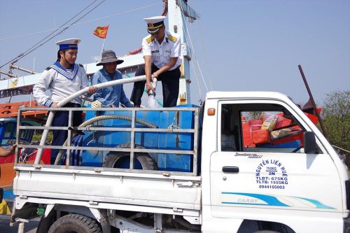 Cán bộ chiến sĩ mang nước ngọt đến với miền Tây