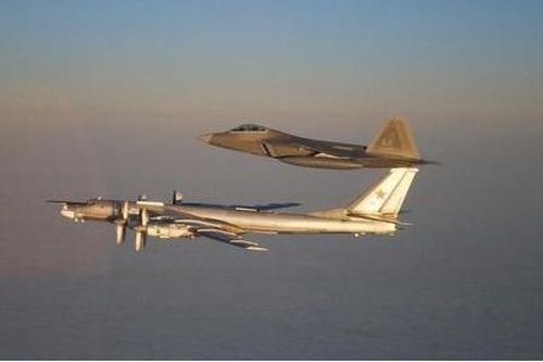 Tiêm kích F-22 theo sát Tu-95MS mang tên lửa trên Thái Bình Dương