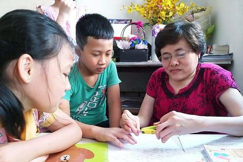 Cô giáo cao 1m30 và hành trình 20 năm dạy tiếng Anh cho học trò nghèo
