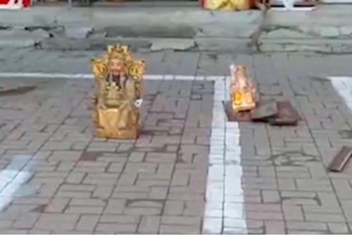Hiếm nơi đỗ xe, thần tài, thần tình yêu cũng đi tranh chỗ