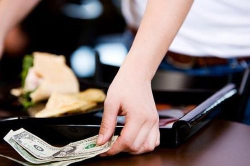 Lời thú nhận của nhân viên dọn phòng khách sạn về việc đòi tiền khách gây tranh cãi
