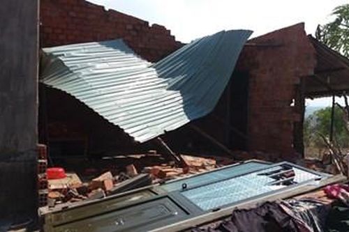 Lốc xoáy làm 80 nhà tốc mái 18 trụ điện cao thế gẫy đổ