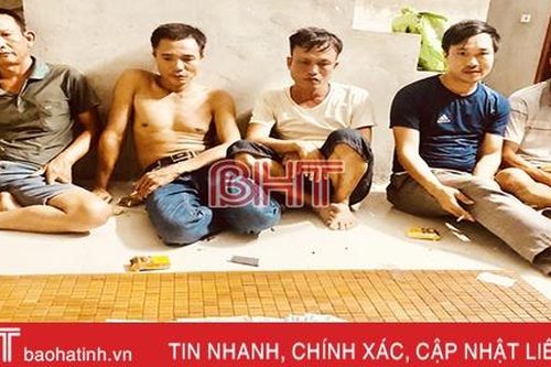 Đột kích ổ bạc ở làng quê Hà Tĩnh trong đêm, bắt gọn 5 đối tượng