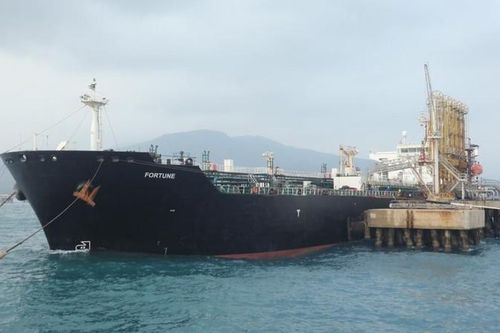 Mỹ sẽ trừng phạt 50 tàu chở dầu để ngăn cản giao thương Iran-Venezuela