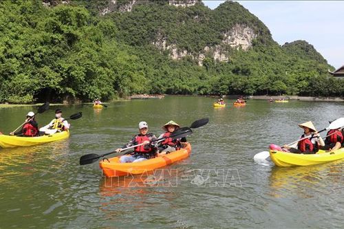 Về Tràng An trải nghiệm chèo thuyền kayak
