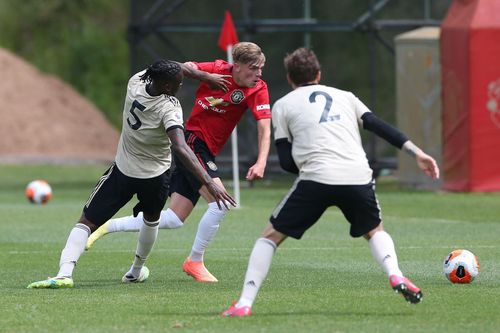 Giám đốc đội bóng Stoke City mắc COVID-19, hủy gấp trận đấu với MU