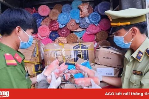 An Giang: Phát hiện xe ôtô tải chở 490 kg chân heo đông lạnh không hóa đơn chứng từ