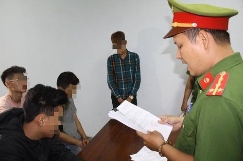 Bốc đầu xe máy để 'câu like', 2 thanh niên bị khởi tố
