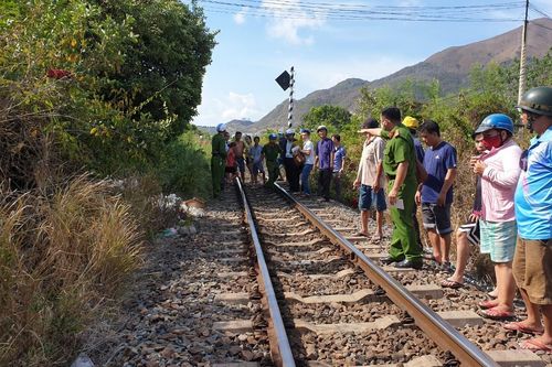 Đứng sát đường ray, một người bị tàu hỏa tông tử vong