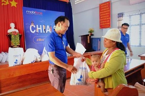 MobiFone Khánh Hòa tặng 200 suất quà cho người dân xã Diên Tân