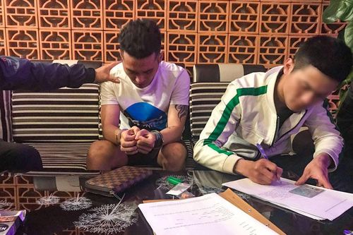 Kiểm tra thanh niên đứng đợi bạn trước cây xăng, phát hiện tàng trữ thuốc lắc