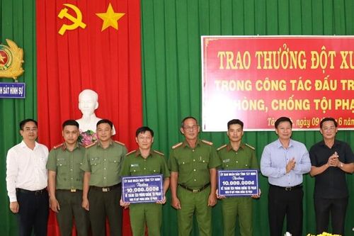 Khen thưởng đột xuất 2 tập thể xuất sắc phá nhiều chuyên án