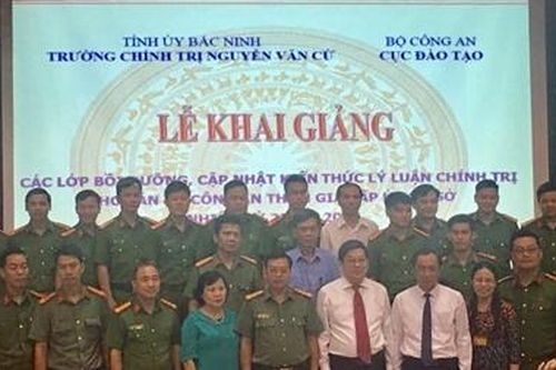 Khai giảng lớp bồi dưỡng, cập nhật kiến thức cho cán bộ Công an tham gia cấp ủy cơ sở