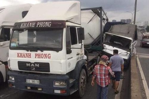 TPHCM: Liên tiếp 3 vụ va chạm trên cầu Phú Mỹ, giao thông ùn tắc kinh hoàng