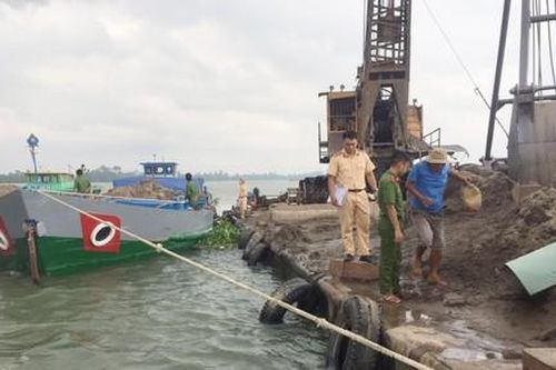 Núp bóng nạo vét đắp đê chống lũ sông Tiền, khai thác cát kiếm tiền tỷ mỗi ngày