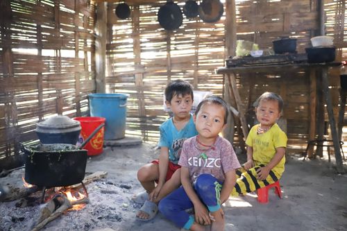 Sự thật hoàn cảnh 4 đứa trẻ ăn ve sầu với cơm nguội ở Đắk Lắk