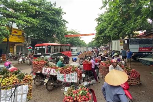 Tái diễn cảnh tắc đường trong mùa vải thiều Lục Ngạn