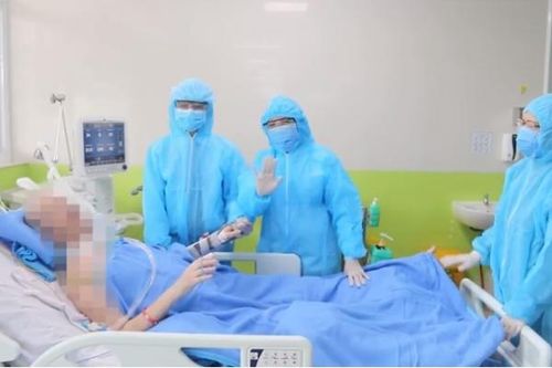 BN91 vẫy tay chào bác sĩ từ giường bệnh, phổi đã phục hồi dần