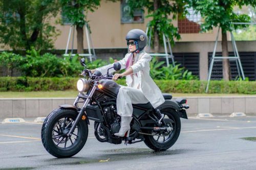 Hoa hậu H'Hen Niê chạy mô tô phân khối lớn 'cực ngầu', sẵn sàng cho phim hành động