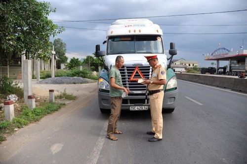 Xử lý nghiêm vi phạm, đẩy mạnh tuyên truyền nâng cao ý thức người tham gia giao thông