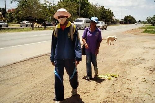 Cặp vợ chồng nghèo Thái Lan đi bộ 300 km để về quê thăm mẹ ốm