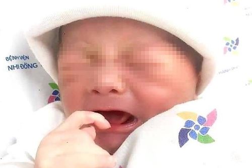 Một bé trai chưa cắt rốn bị bỏ rơi ven đường ở TP.HCM