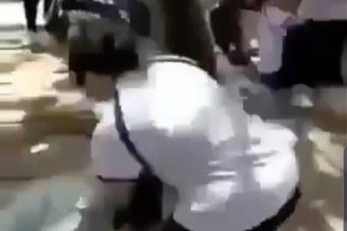 Yêu cầu điều tra vụ 2 nữ sinh lớp 8 bị tát, đập đầu xuống nền gạch