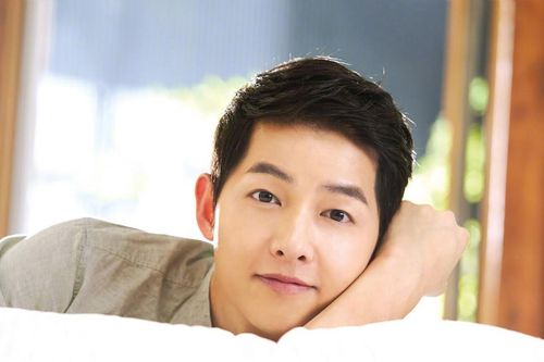 Song Joong Ki hẹn hò nữ luật sư?