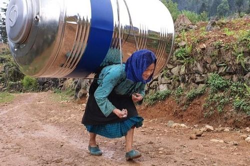 Sự thật về hình ảnh phụ nữ vùng cao cõng bồn nước lên núi