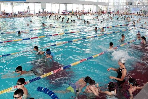 Chen chúc tại bể bơi ngày nắng nóng