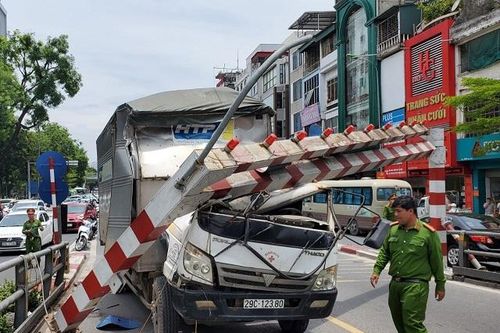 Hà Nội: Xe tải đâm sập barie cầu vượt Thái Hà, tài xế may mắn thoát chết