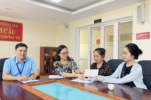 Quận Đống Đa: 2 hộ kinh doanh đầu tiên được nhận tiền hỗ trợ Covid-19