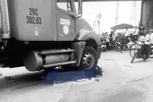 Container nghiền nát xe đạp điện, hai nữ sinh tử vong tại chỗ