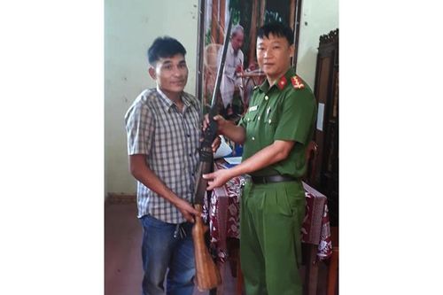Tự nguyện giao nộp súng