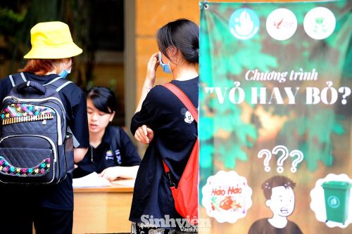 Sinh viên thu, đổi vỏ mì tôm lấy chỉ tiêu 'Tình nguyện tốt'