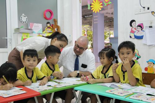 6.200 trẻ mầm non được Đại sứ Bỉ tặng túi đồ dùng vệ sinh cá nhân