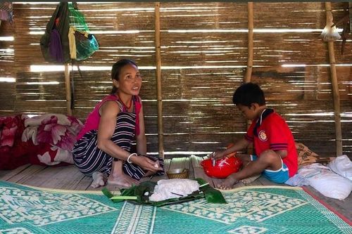 Các hộ nghèo nói gì về việc trích tiền hỗ trợ cán bộ thôn 'uống nước'?