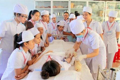 Sinh viên 'kêu trời' vì trường công thu học phí 'trên trời': Cần quy định trần học phí đối với trường công