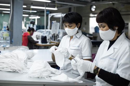 Khẩu trang: Loay hoay tìm đường xuất ngoại