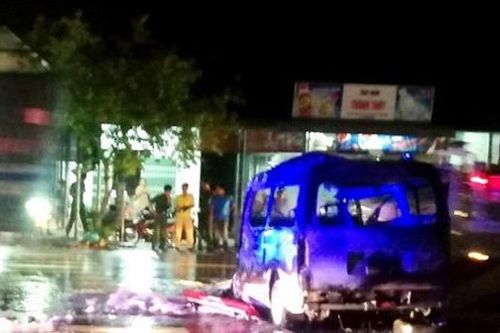 Xe cấp cứu phóng vào dải phân cách bốc cháy, 7 người nhập viện