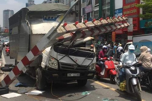 Xe tải đâm sập barie cầu vượt, tài xế may mắn thoát nạn