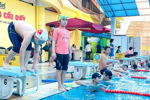 Bể bơi Hà Nội quá tải những ngày 'nóng như đổ lửa'