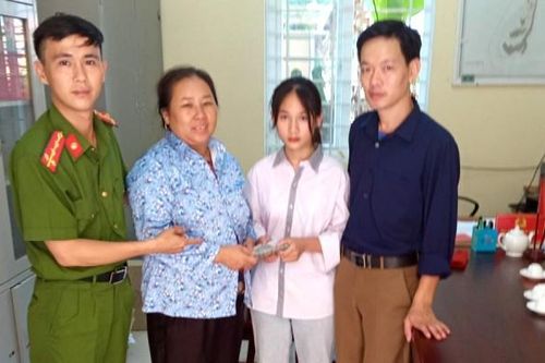 Học sinh lớp 8 trả lại gần 40 triệu đồng cho người đánh rơi