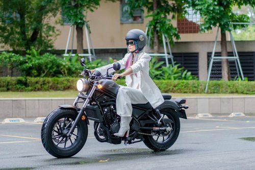 H'Hen Niê cực ngầu, lái xe mô tô phân khối lớn