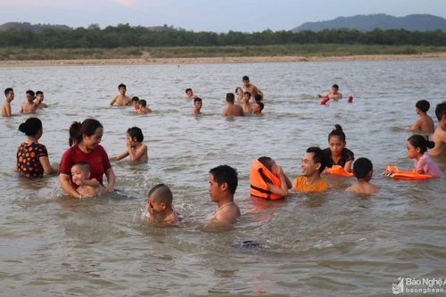 Nắng nóng, người dân đổ ra 'bãi tắm Cửa Lò' trên sông Lam