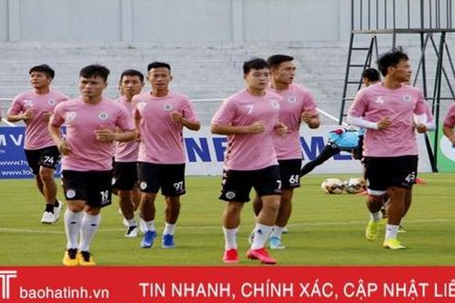 Các ngôi sao Hà Nội FC tập làm quen sân vận động Hà Tĩnh