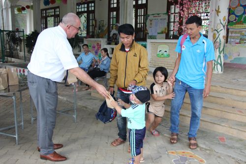 Đại sứ quán Bỉ tặng 'túi vệ sinh cá nhân' cho 6.200 trẻ mầm non