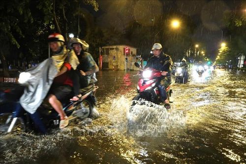 Đường phố Hà Nội đã rút hết nước ngập sau cơn 'mưa vàng'