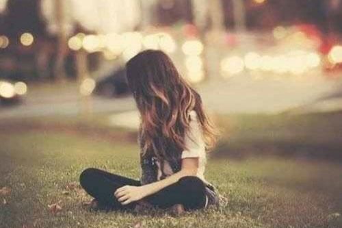 Tin nhắn với cô gái lạ trong điện thoại của bạn trai khiến tôi rối trí